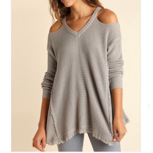 LAST 1! Cold shoulder fray hem sweater - Picture 3 of 5